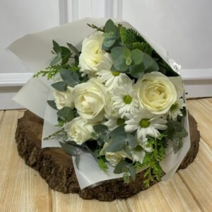Buquê Tons Brancos - 6 Rosas Brancas e Margaridinhas