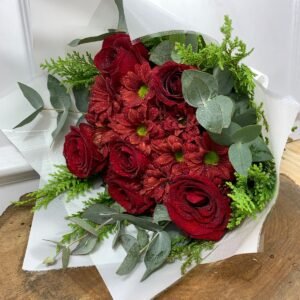 Buquê Tons Vermelhos - 6 Rosas Vermelhas e Margaridinhas