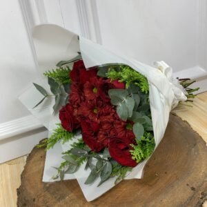 Alternative view of Buquê Tons Vermelhos - 6 Rosas Vermelhas e Margaridinhas