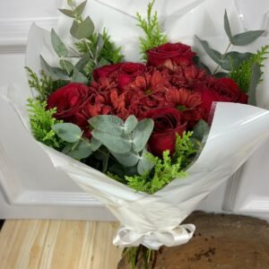 Buquê Tons Vermelhos - 6 Rosas Vermelhas e Margaridinhas - Imagem 3