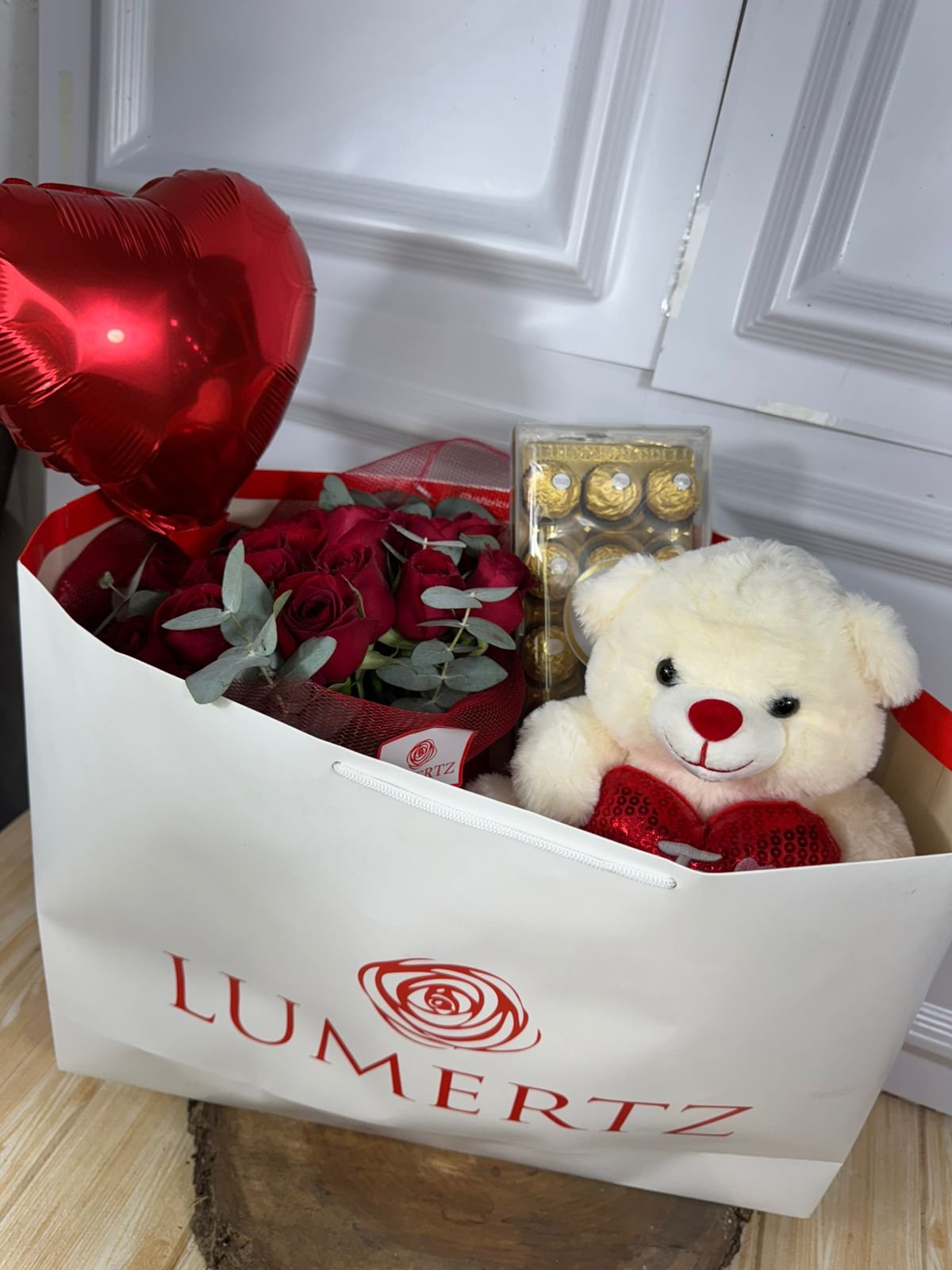 Kit Sacola - Buquê 30 Vermelhas e 1 Artificial, Urso M, Ferrero 12, Balão