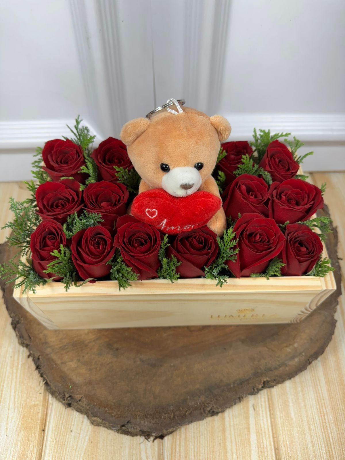 Box Madeira - 16 Rosas Vermelhas Com Ursinho - Imagem 2