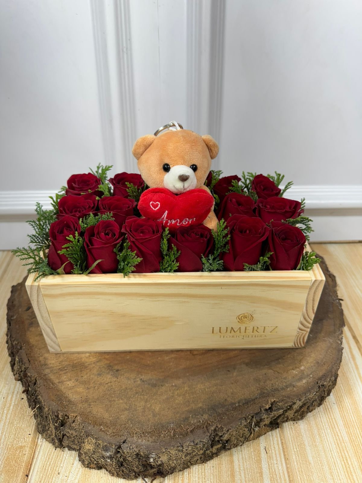 Box Madeira - 16 Rosas Vermelhas Com Ursinho