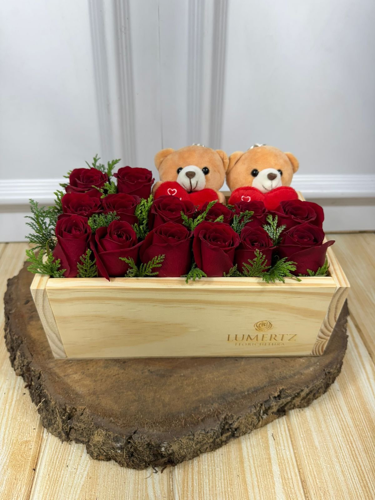 Box Madeira Dupla Amorosa - 14 Rosas Vermelhas Com Dois Ursinhos - Imagem 2