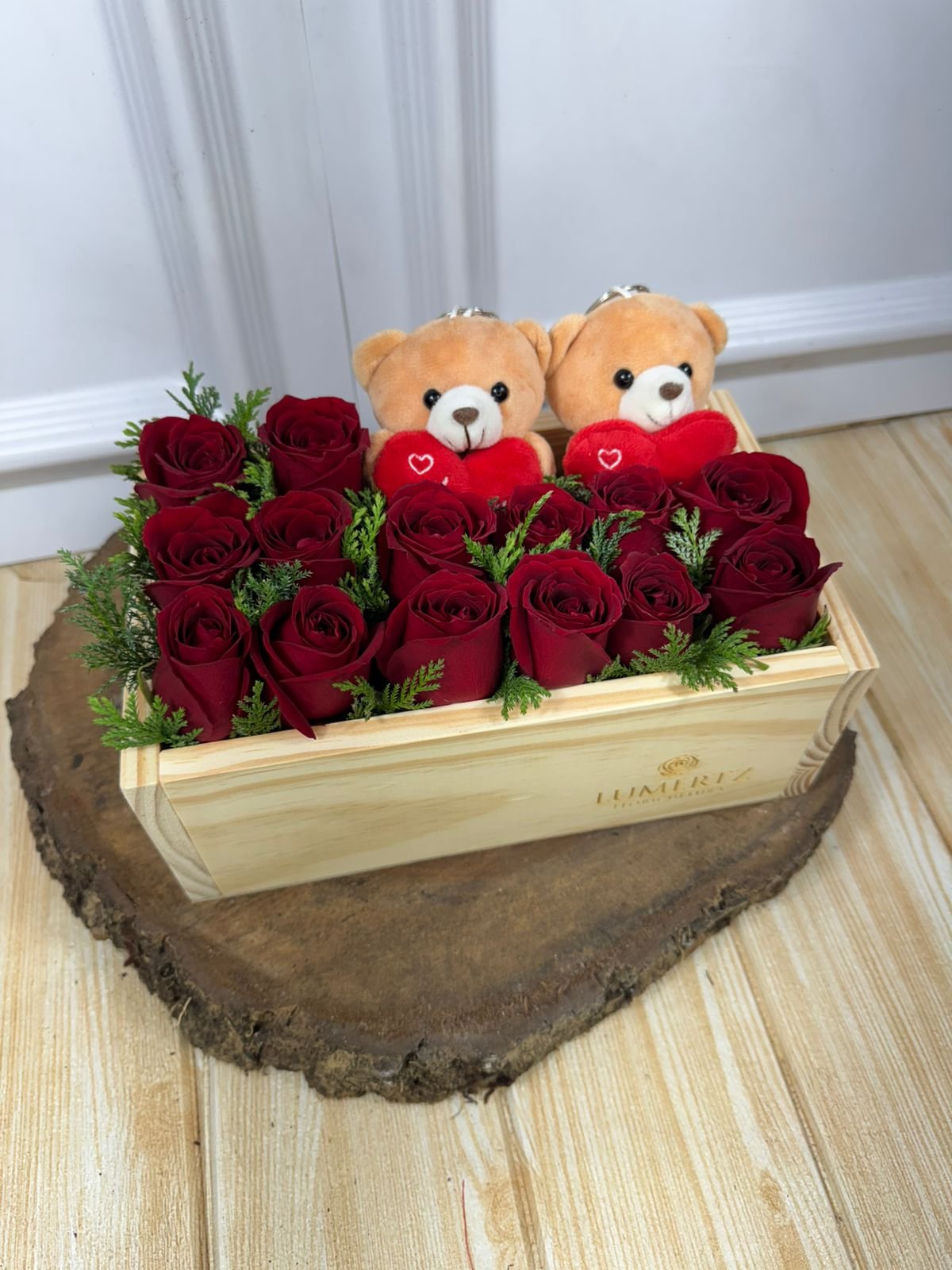 Box Madeira Dupla Amorosa - 14 Rosas Vermelhas Com Dois Ursinhos