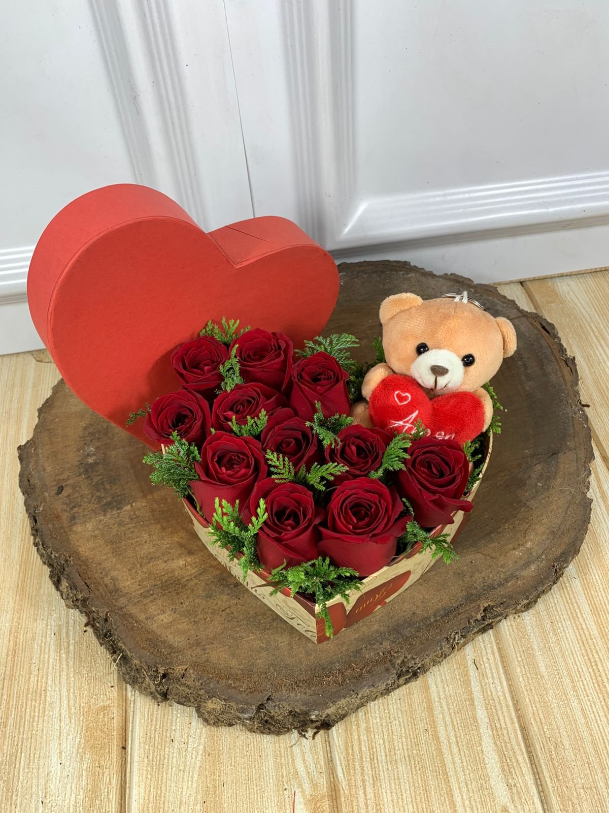 Box Coração Pequena - 10 Rosas e Ursinho - Imagem 2