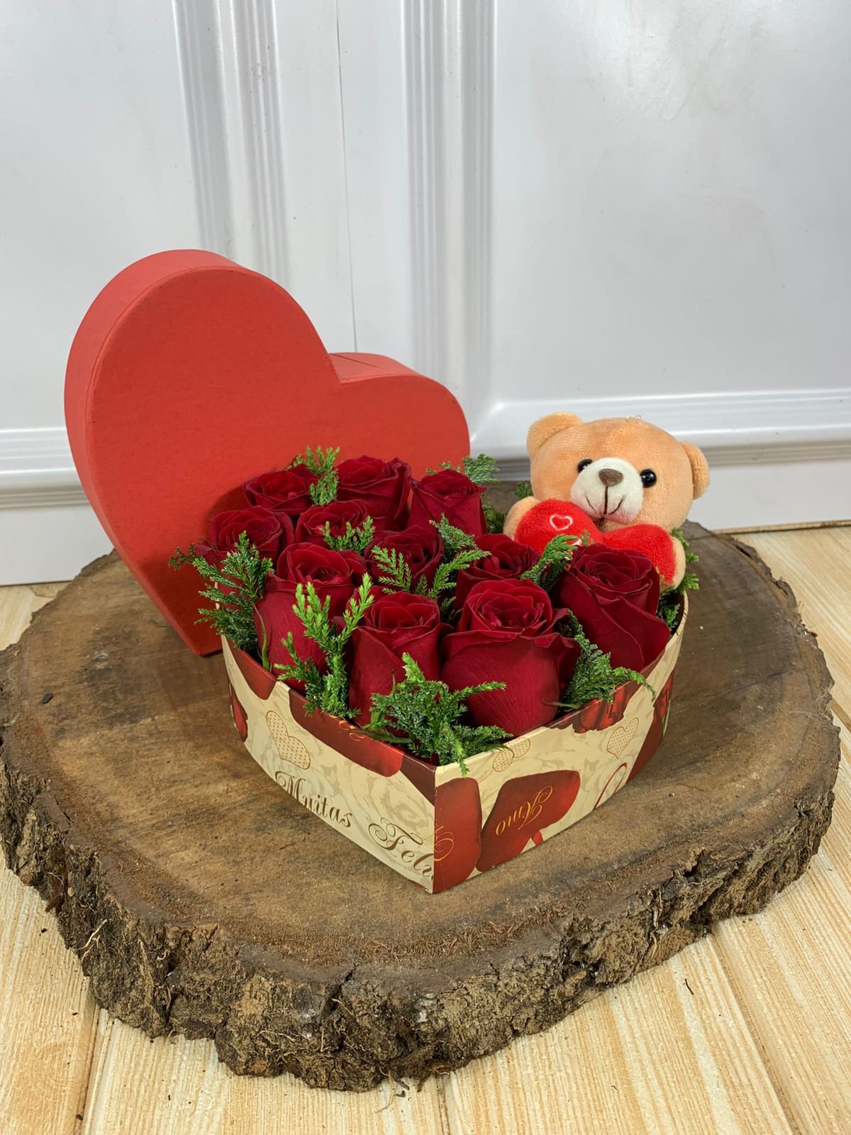 Box Coração Pequena - 10 Rosas e Ursinho