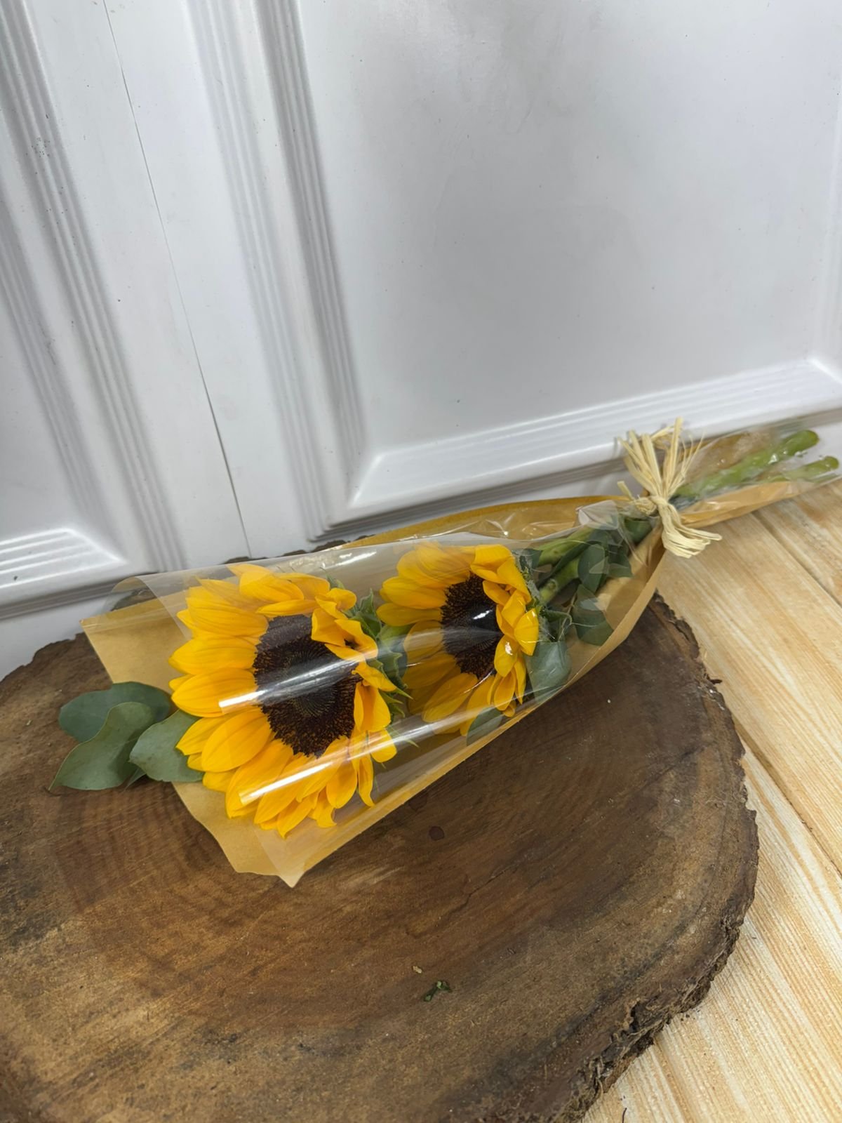 Buquê Na Embalagem Floral - 2 Girassóis - Imagem 2