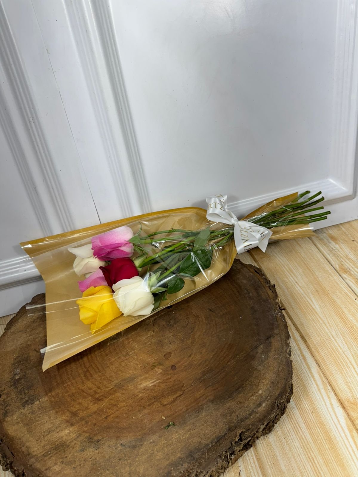 Buquê Na Embalagem Floral - 6 Rosas Coloridas - Imagem 2