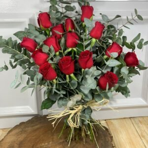 Buquê Rústico De 15 Rosas Vermelhas