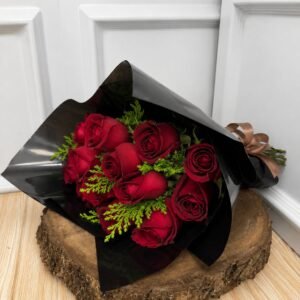 Buquê 15 Rosas Vermelhas em Papel Preto