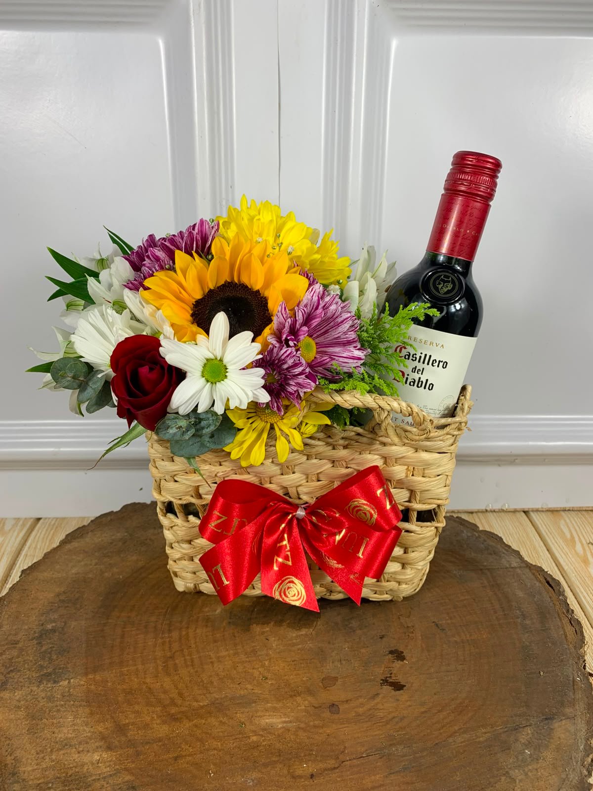 Cestinha Rústica de Flores do Campo e Mini Vinho Casillero Cabernet Sauvignon 375ml