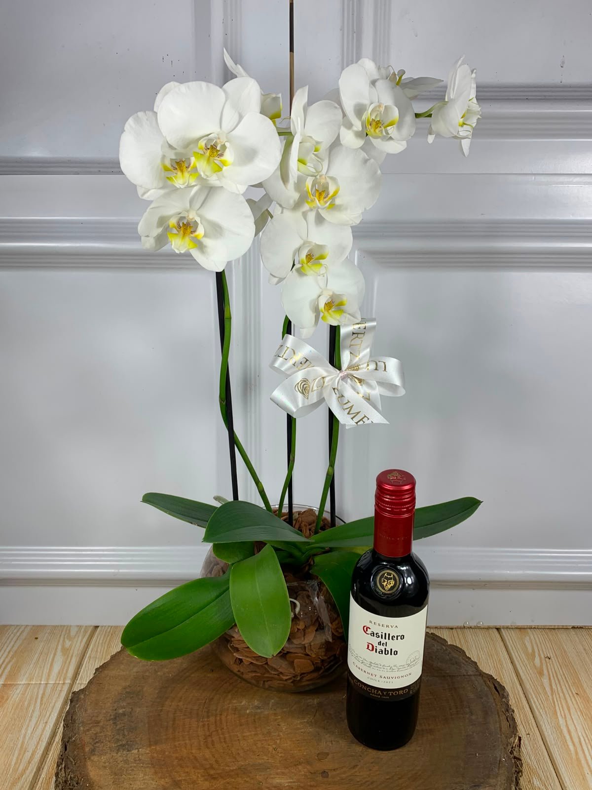 Orquídea em Cachepot de Vidro e Mini Vinho Casillero Cabernet Sauvignon 375ml
