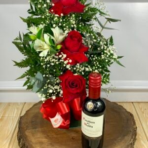 Arranjo de 3 Rosas Vermelhas Abertas e Mini Vinho Casillero Cabernet Sauvignon 375ml