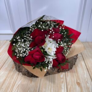 Buquê de 4 Rosas Vermelhas Abertas em Papel Pardo