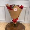 Buquê de 4 Rosas Vermelhas Abertas em Papel Pardo - Imagem 2